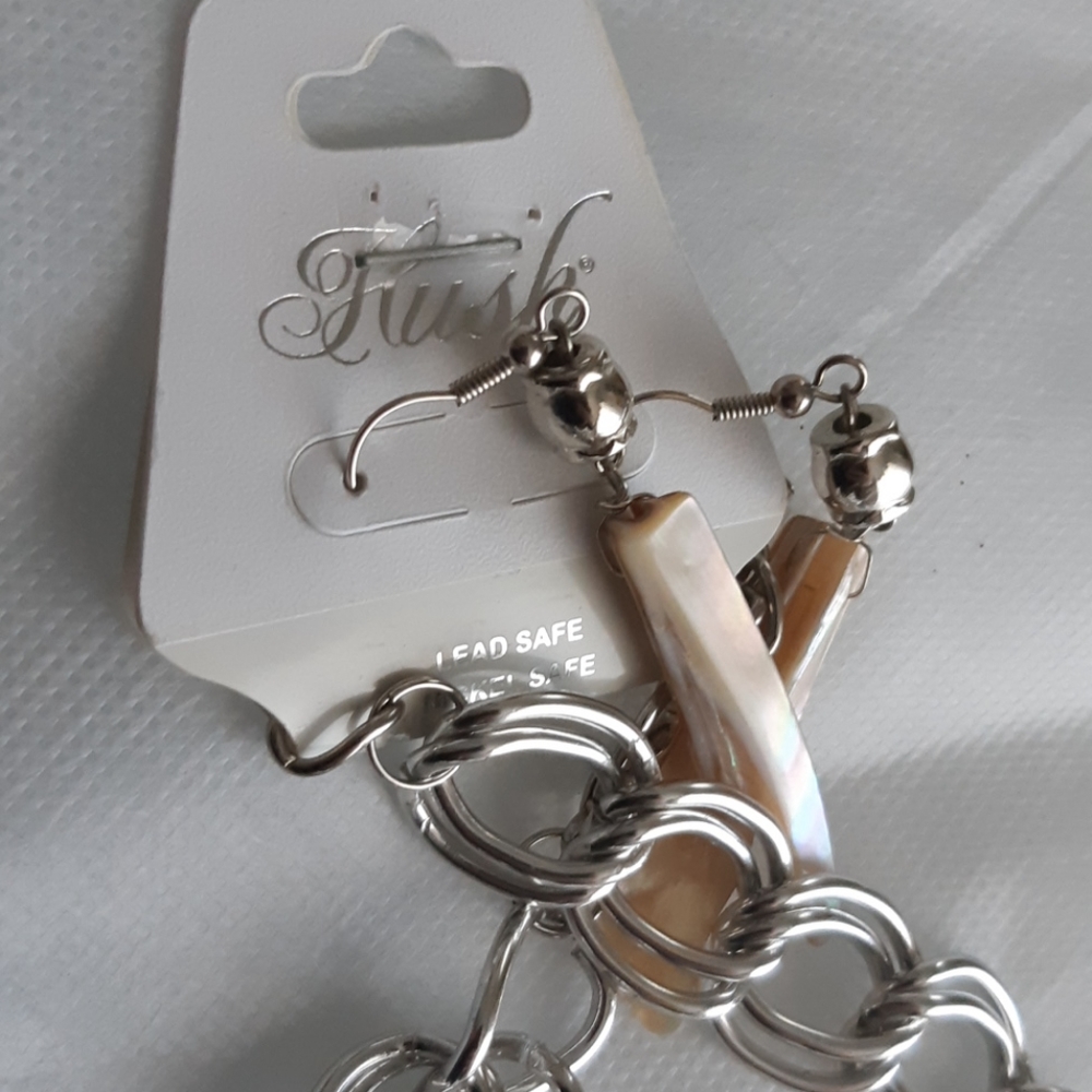 Stunning Shell necklace+ earring set. - Picture 7 of 7